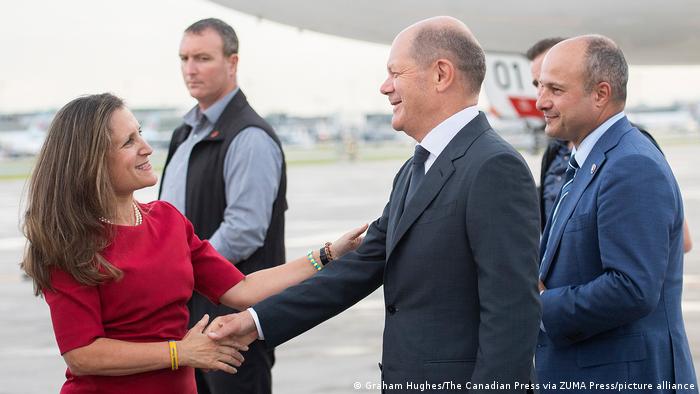 加拿大與德國都是亞投行的成員。圖為去年加國副總理兼財長方慧蘭歡迎德國總理肖爾茨訪加。