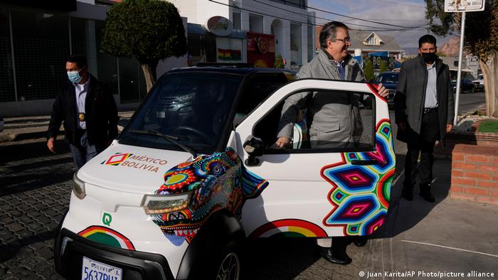 El ministro mexicano de RR. EE., Marcelo Ebrard, saliendo de un coche eléctrico en La Paz, Bolivia.