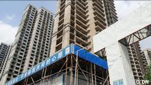 China property market crisis stirs unrest Ort: Zhumadian, in southern Henan province, China Schlagwörter: China, real-estate, property crisis, mortgage payments, Henan, Zhumadian, Sendedatum: 22.08.2022 Rechte: DW Bildbeschreibung: Unfinished buildings in Zhumadian, China. 