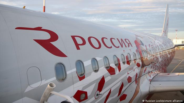 Ein Flugzeug mit der kyrillischen Aufschrift Russland
