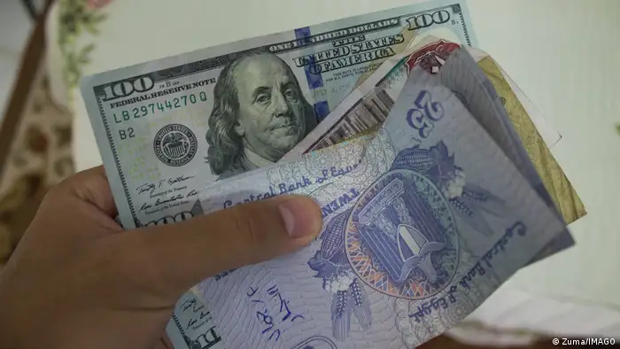 نقود مصرية ودولارات 