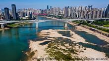 17.08.2022 Blick auf den Fluss Jialing. Der Wasserpegel des Flusses ist durch anhaltende Trockenheit und Hitze stark gesunken. +++ dpa-Bildfunk +++