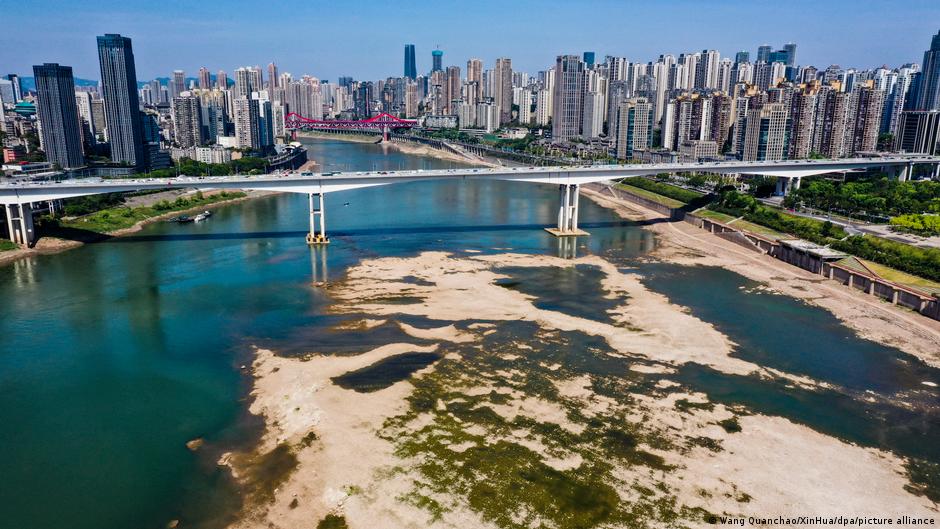 The Yangtze River in Chongqing China with record low water levels. Official data says the heatwave has reduced stretches of the Yangtze River to unprecedented drought levels. This has increased pressure on hydroelectric power plants, which supply energy to key economic zones of the country. Photo: Wang Quanchao / XinHua / DPA / picture alliance