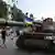 在乌克兰独立日前系，基辅民众与展示的俄军坦克合影