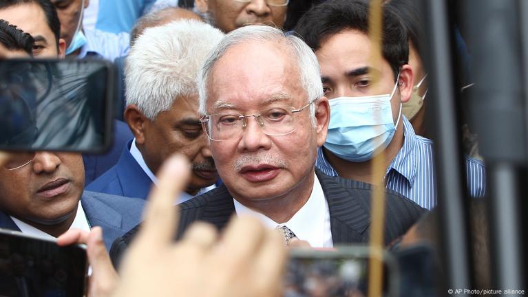 Former Malaysian PM Najib Razak Sent To Prison – DW – 08/23/2022