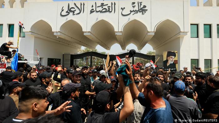 أنصار التيار الصدري يحتجون أمام مجلس القصاء الأعلى