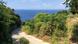 Blick von der Ile du Levant übers Meer rüber zum Festland mit der Küste der Provence, im Vordergrund ein Wanderweg, der nach unten zur Küste führt. Blick von der Ile du Levant übers Meer rüber zum Festland mit der Küste der Provence, im Vordergrund ein Wanderweg, der nach unten zur Küste führt.