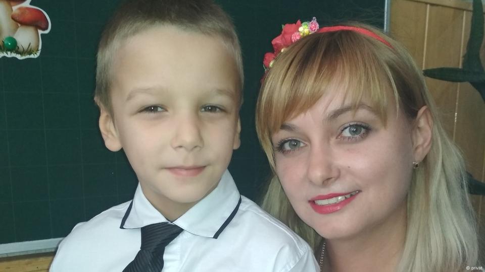 Аліна Ковальова з сином Олександром у школі в Маріуполі до війни