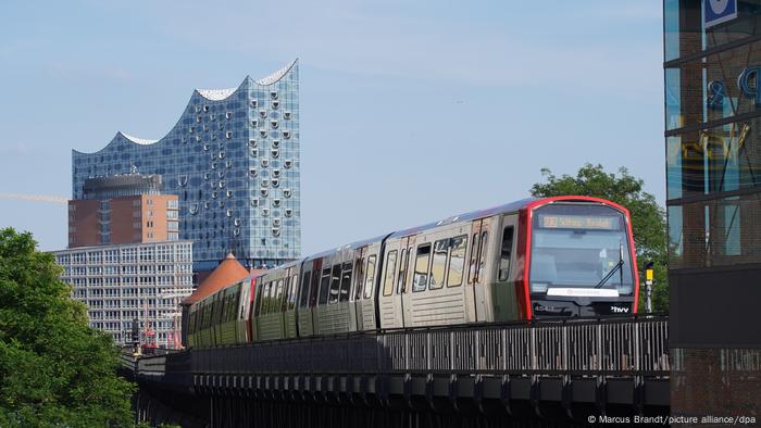 Oberirdisch fahrende U-Bahn vor der Hamburger Elbphilharmonie 