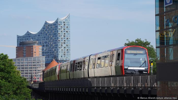 Metro que corre por encima del suelo frente a la sala de conciertos Hamburg Elbphilharmonie