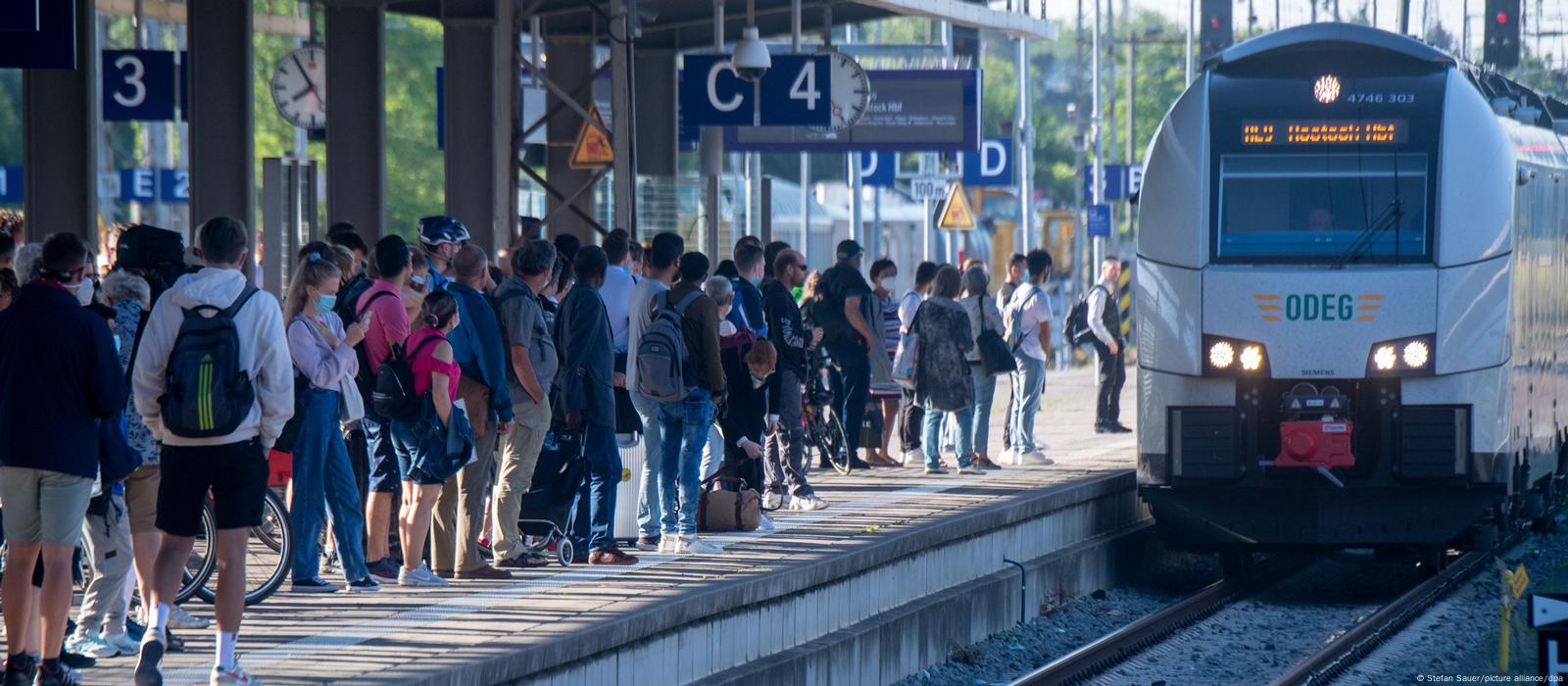 deutsche-bahn-hails-9-euro-public-transport-ticket-dw-08-28-2022