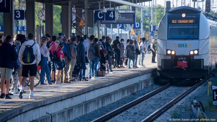 Una plataforma abarrotada cuando llega un tren local