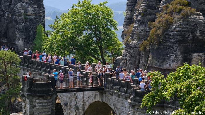 Turistas en el puente Bastei en Suiza sajona