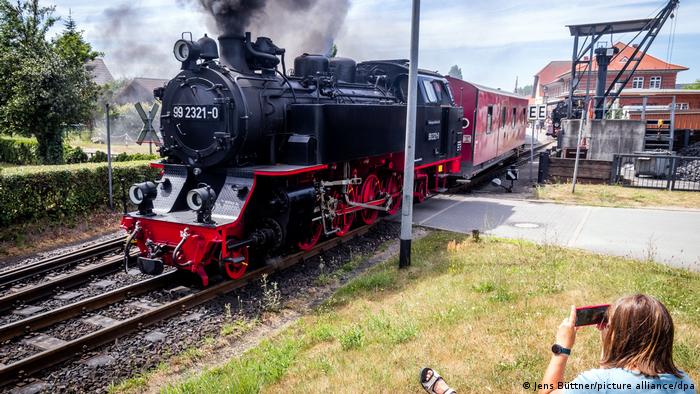 Historische Dampflokomotive der Bäderbahn Molli im Bahnhof Kühlungsborn