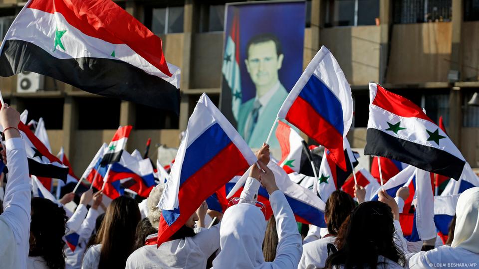 Сирійські демонстранти з російськими триколорами у Дамаску, березень 2022 року