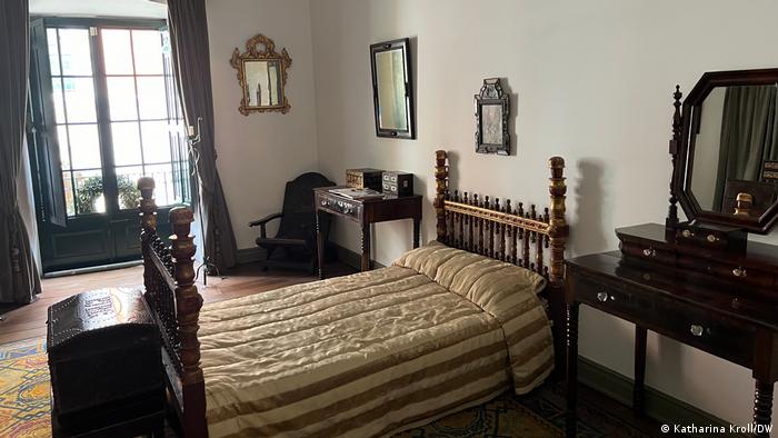 Schlafzimmer von Simon Bolivar.  In der Mitte steht ein Bett und im Hintergrund ist ein Fenster zu sehen.