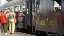 Bildnummer: 50333753 Datum: 20.09.2003 Copyright: imago/Busse
Passanten besichtigen den City-Night-Line-Zug im Leipziger Hauptbahnhof, Personen; 2003, Leipzig, Bahnhof, Bahnhöfe, Bahnsteig, Bahnsteige, Reisende, Passant, Passanten, CityNightLine, Schlafwaggon, Schlafwaggons, Schlafzug, Schlafzüge, Nachtzug, Nachtzüge; , quer, Kbdig, Totale, Deutschland, , Bahn, Verkehr,