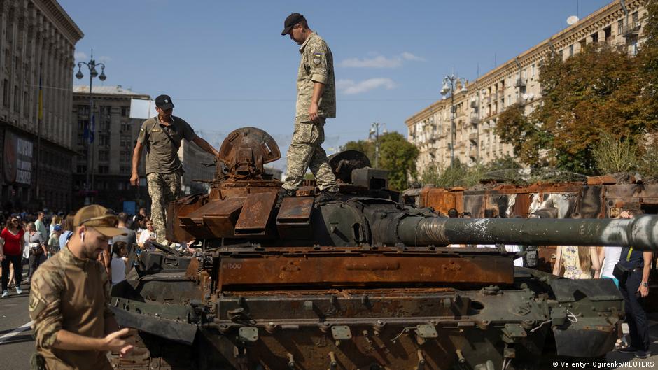 Russia-Ukraine updates: Missile strike kills civilians as Ukraine marks Independence Day | News | DW - Vimarsana News