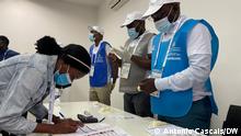 Titel: Wahlen in Angola
2.Bildbeschreibung: Eine Frau gibt ihre Stimme in der Universidade Lusíada in Luanda ab. 3. Fotograf: António Cascais/DW 4. Wann wurde das Bild gemacht: 24.08.2022
5.Wo wurde das Bild aufgenommen: Luanda (Angola)
6. Schlagwörte: Angola, Wahl
