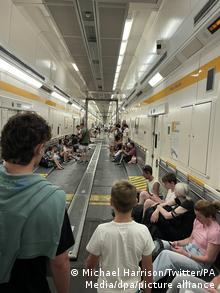 Image d'un passager prise à l'intérieur du train de remplacement utilisé pour l'évacuation.