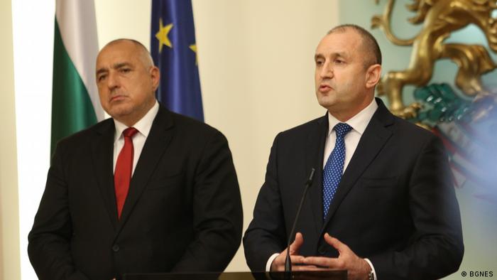 В махалата България политиците се ругаят и си отмъщават. В
