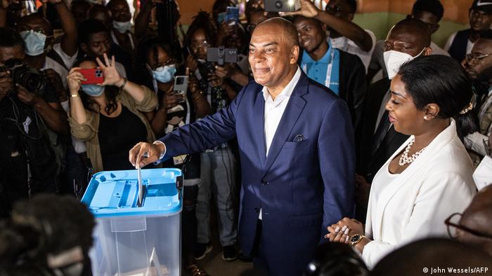 Adalberto Costa Junior, líder de UNITA, emite su voto en Luanda.
