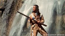 ARCHIV - Pierre Brice als stolzer Apachen-Häuptling Winnetou mit seiner Silberbüchse in einer Szene des Karl-May-Films Winnetou 3 (undatiertes Archivfoto). (zu dpa Silberbüchse von Pierre Brice wird versteigert vom 24.08.2015) +++ dpa-Bildfunk +++