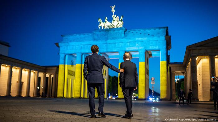 Deutschland | Scholz und Macron vor dem in ukrainischen Farben angeleuchtete Brandenburger Tor