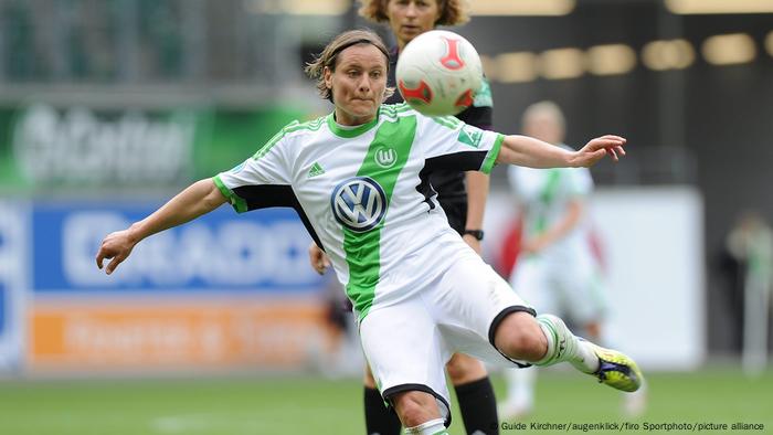 Martina Müller im Trikot des VfL Wolfsburg visiert den Ball an und holt zum Volleyschuss aus
