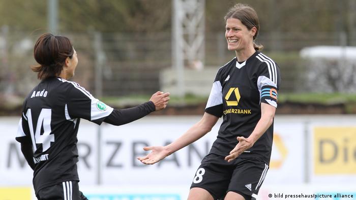 Kerstin Garefrekes vom 1.FFC Frankfurt jubelt nach einem Tor gemeinsam mit Mitspielerin Kozue Ando