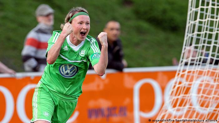 Conny Pohlers jubelt im Trikot des VfL Wolfsburg mit geballten Fäusten