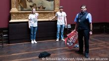 23.08.2022 Zwei Umweltaktivisten der Gruppe „Letzte Generation“ stehen in der Gemäldegalerie Alte Meister an dem Gemälde „Sixtinische Madonna“ von Raffael. +++ dpa-Bildfunk +++