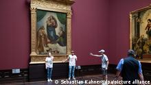 23.08.2022 Zwei Umweltaktivisten der Gruppe „Letzte Generation“ stehen in der Gemäldegalerie Alte Meister an dem Gemälde „Sixtinische Madonna“ von Raffael. +++ dpa-Bildfunk +++