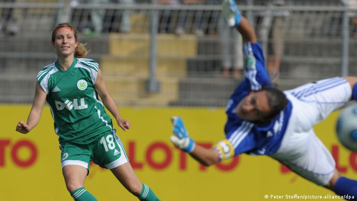 Shelley Thompson vom VfL Wolfsburg schaut einem Schuss hinterher nach dem sich Frankfurts Torhüterin Nadine Angerer vergeblich streckt