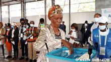 24.08.2022
Die Wahllokale wurden offiziell um 7 Uhr morgens in der Provinz Cuando Cubango eröffnet, als die 80-jährige Laurinda Malassa zum fünften Mal von ihrem Wahlrecht Gebrauch machte.