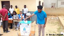 Wahllokal in Cabinda, Angola
Der Hörgeschädigte José Nelson gibt seine Stimme ab
Wann wurde das Bild gemacht: 24.08.2022
Fotograf: Simão Lelo