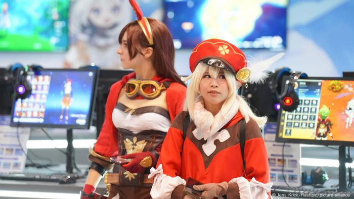 Deux personnes vêtues de costumes de cosplay à l'un des stands de la foire.  24 août 2022. 