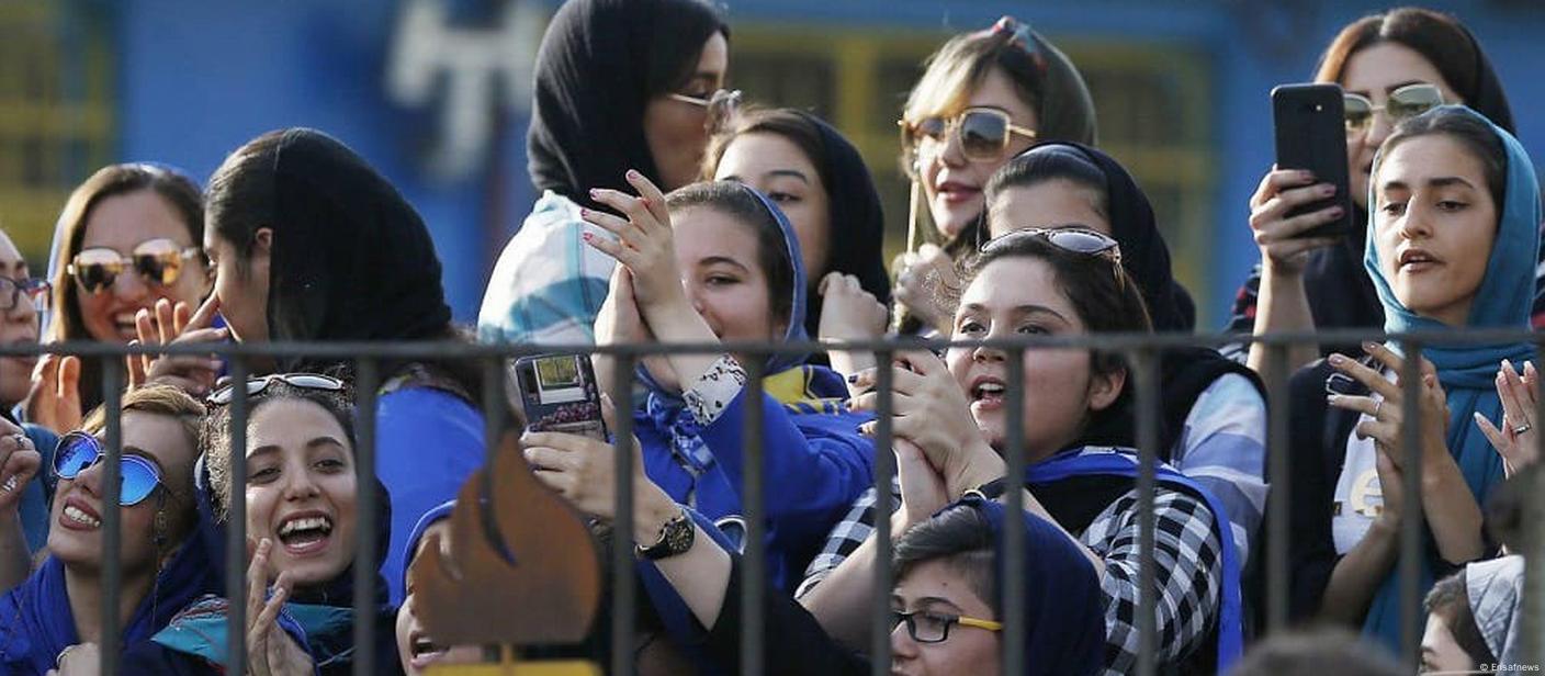 تماشاگران زن طرفدار تیم فوتبال استقلال