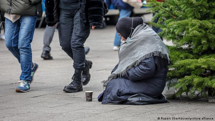 أمرأة تطلب المساعدة في أحد شوارع مدينة ايسن الألمانية
