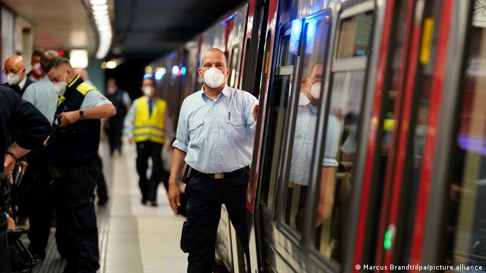 Über die Maskenpflicht im öffentlichen Personennahverkehr - hier die U-Bahn in Hamburg - müssen die Länder entscheiden 
