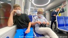 04/07/2022 Themenbild:Basismassnahmen bei der Bekaempfung des Coronavirus. Fahrgaeste sitzen in einer U-Bahn in Muenchen und tragen Masken. Oeffentlicher Personenverkehr in Bussen und Bahnen nur noch nach der 3G Regel-Geimpft,Genesen,Getestet, Einfuehrung FFP2 Maskenpflicht im oeffentlichen Personennahverkehr. U-Bahn Muenchen, OEPNV,oeffentlicher Personennahverkehr, Nahverkehr,MVG,Metro. Â