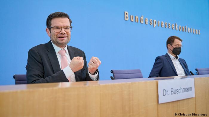 Ministri rada Bušman (levo) i zdravlja Lauterbah predstavljaju u Berlinu izmene Zakona o zaštiti od zaraza