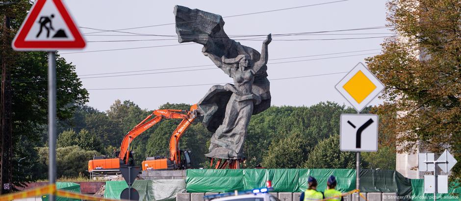 Máquinas se preparam para derrubar escultura que fazia parte do memorial em Riga