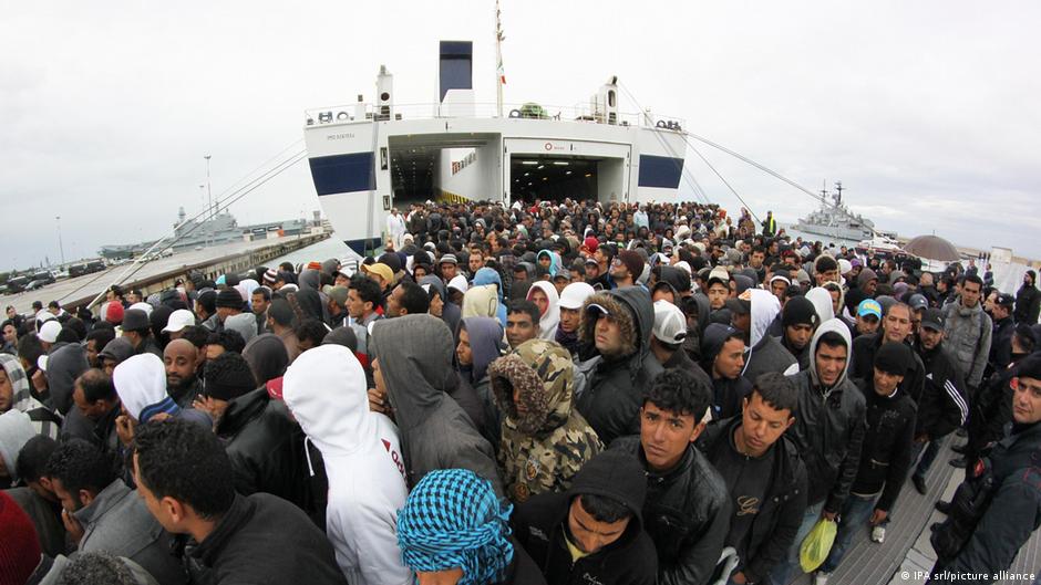 Brod sa migrantima iz Tunisa stiže u Italiju