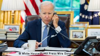 Symbolbild US-Präsident Biden beim Telefonieren