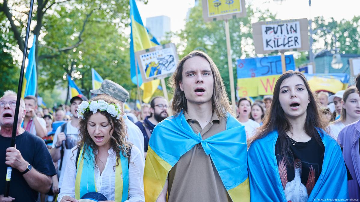 У ФРН тисячі вийшли на акції до Дня незалежності України – DW – 25.08.2022