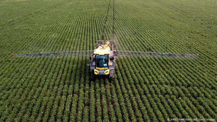 Prskanje pesticida na poljima soje u Argentini