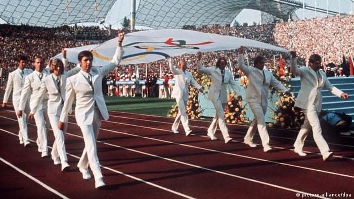Bei der Eröffnungsfeier zu den Olympischen Spielen 1972 in München trägt die Mannschaft des deutschen Gold-Achters im Rudern von Mexiko 1968 die Olympische Fahne ins Stadion