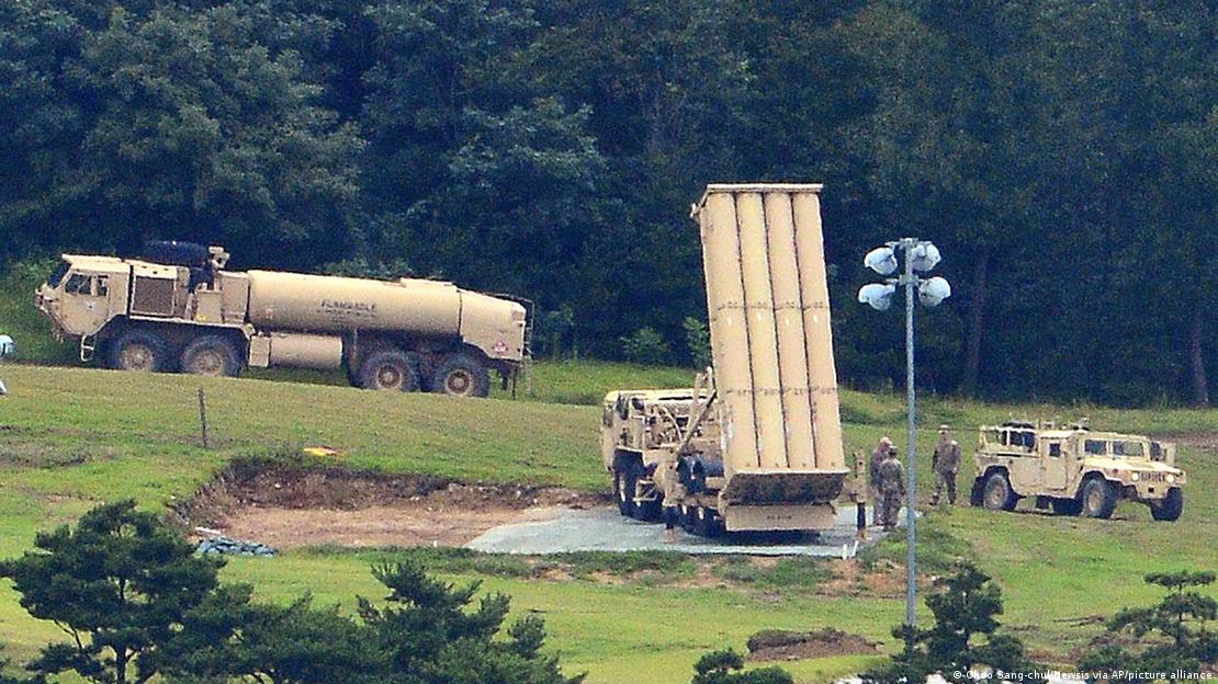 Unidade do THAAD com caminhões, lançadores e soldados Unidade do THAAD com caminhões, lançadores e soldados