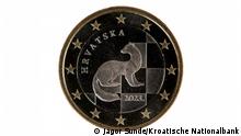 Ein Wiesel zirrt das Ein Euro Stück aus Kroatien (Wiesel = Kuna auf kroatisch, so wie die bisherige Währung heißt).